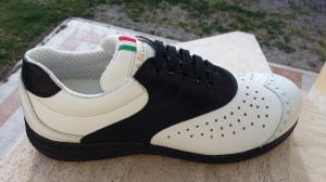 Doris` Walking-Schuh: weiß-schwarze Claudia-Variation