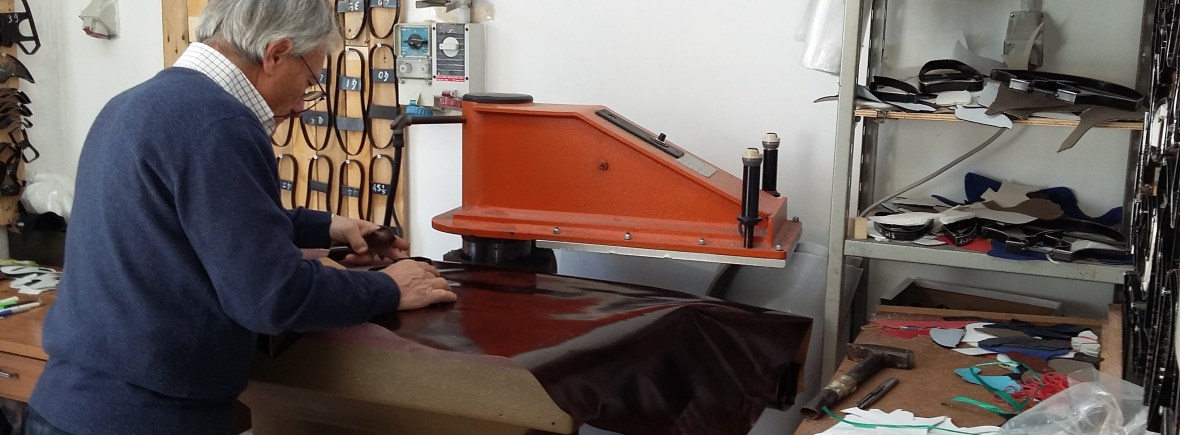 Strapazierfähiges Leder wird ausgewählt