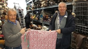 Michael ist stolz auf das für Enrico rausgefischte wild rot-weiß gemusterte Lederstück.