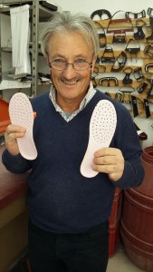 Enrico zeigt das atmungsaktive Fußbett