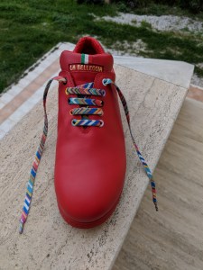 Michis Roter mit bunten Schnürsenkeln