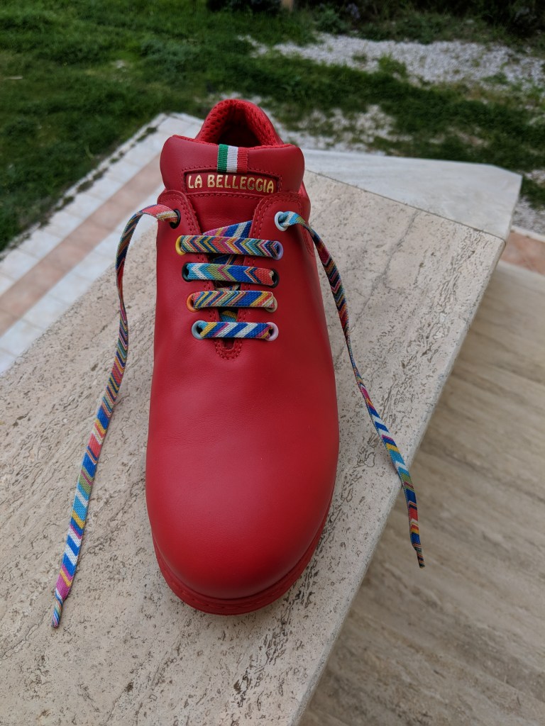Michis Roter mit bunten Schnürsenkeln