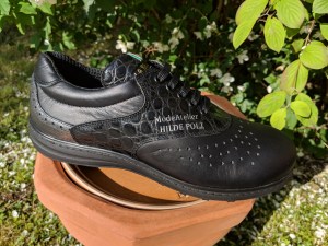 Schwarz-elegant mit Schriftzug