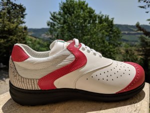 Nicole: Hawaii mit rotem Strukturleder und grau-gestreifter Kappe hinten