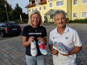 Enrico zeigt mir vor der Pension Nummerhof seine neuen Kreationen.