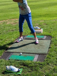 Die Matten-Abschläge des Kurzplatzes waren mit Bayern-Schuhen dekoriert.