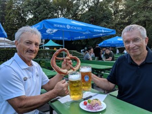 Enrico und Michael: Brotzeit am Chinesischen Turm