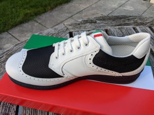 Weiß mit schwarzem Stoff